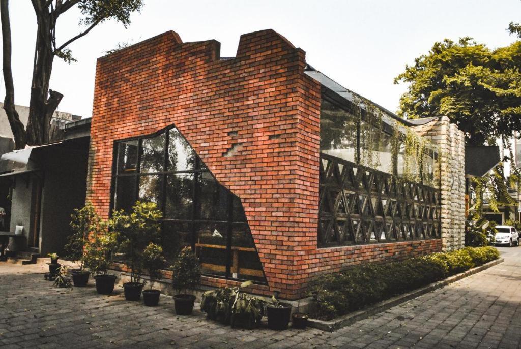 Amos Cozy Hotel Melawai Джакарта Экстерьер фото