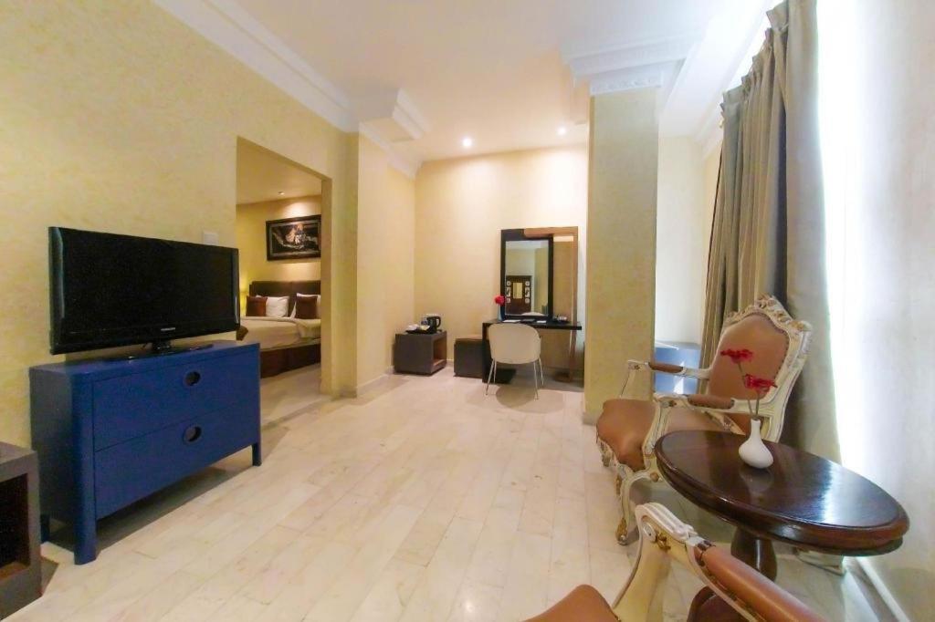 Amos Cozy Hotel Melawai Джакарта Экстерьер фото