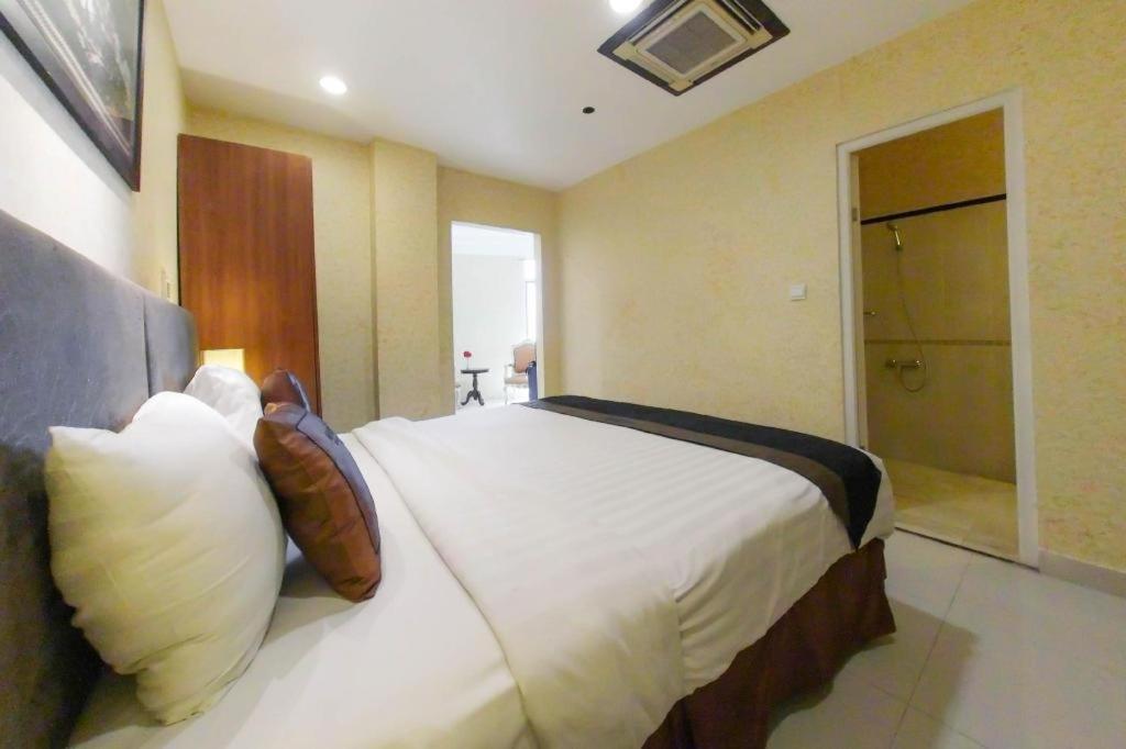 Amos Cozy Hotel Melawai Джакарта Экстерьер фото